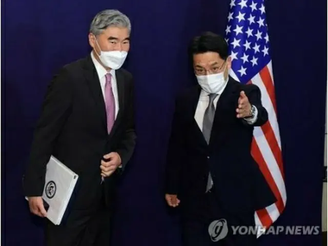 21日、ソウルで会談した韓国外交部の魯圭悳（ノ・ギュドク）朝鮮半島平和交渉本部長（右）と米国のソン・キム北朝鮮担当特別代表（写真共同取材団）＝（聯合ニュース）