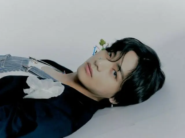 “トレンド1位入り”「BTS（防弾少年団）」のV、フィギュアを活用した“Inner Child”を連想させる寝ころびショット（画像提供:wowkorea）