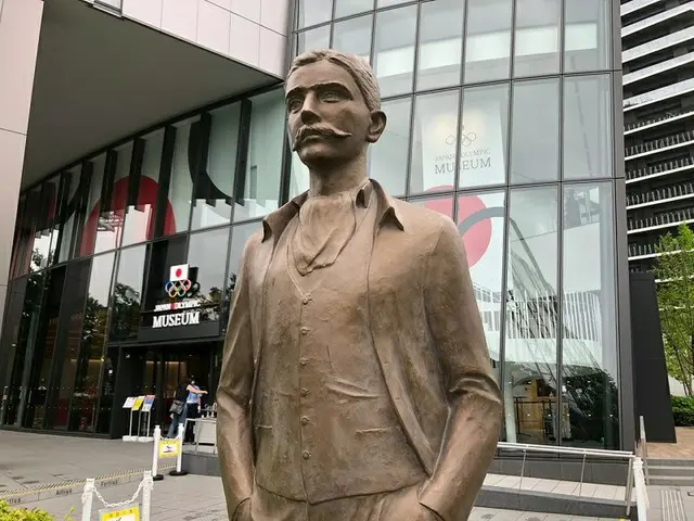 日本オリンピックミュージアム前のクーベルタン男爵の銅像（画像提供:wowkorea）