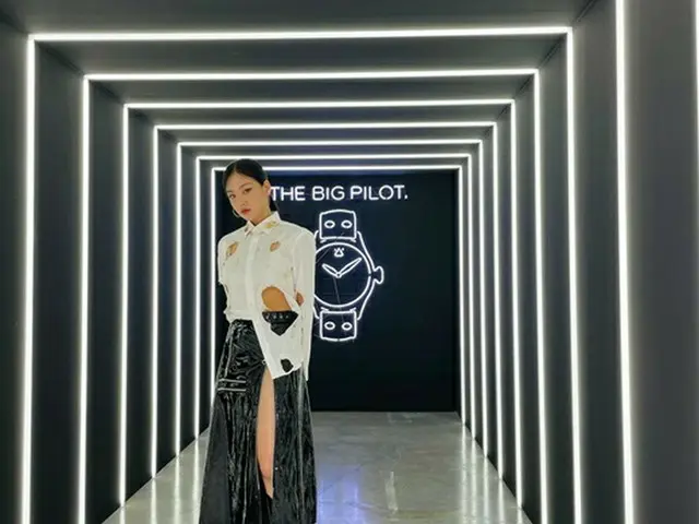 歌手BIBI、HIPな展示会ファッションを公開=ダメージシャツ＆深いスリットのスカート（画像提供:wowkorea）