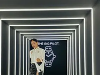 歌手BIBI、HIPな展示会ファッションを公開=ダメージシャツ＆深いスリットのスカート