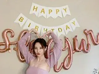 ソヒョン(少女時代)、キュートな表情で誕生日パーティーの記念ショットを公開