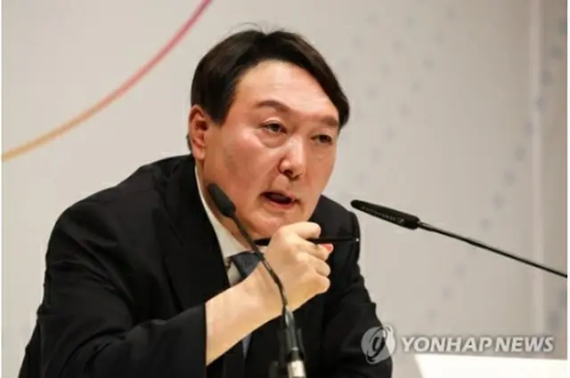 会見を行う尹氏（国会写真記者団）＝２９日、ソウル（聯合ニュース）