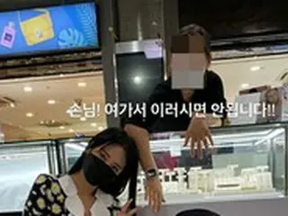 女優ハン・イェスル、自身の広告の前でポーズ…「お客様！ここで、こんなことをされたら困ります」