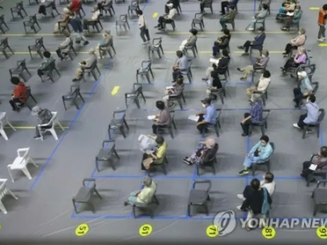 ワクチンの接種を終え、副反応に備えて待機する人々(資料写真)=(聯合ニュース)