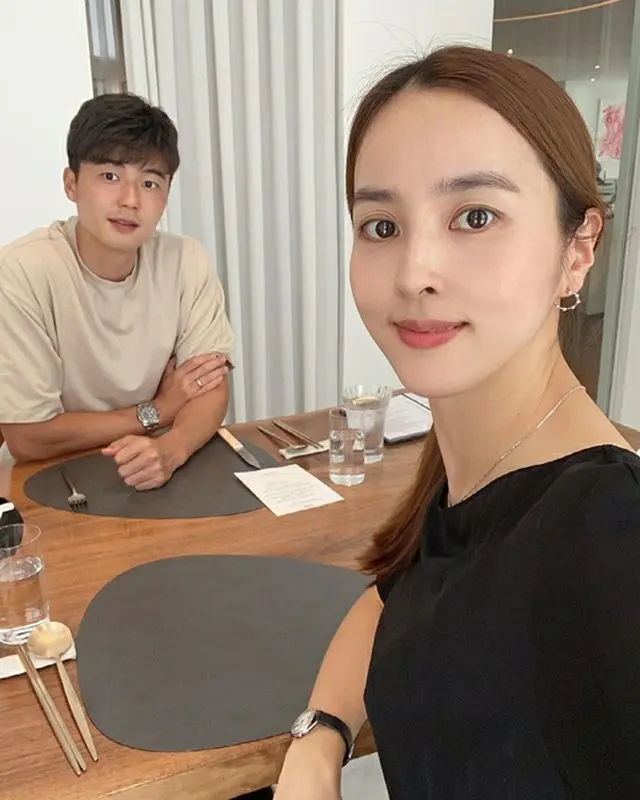 女優ハン・ヘジン、夫のキ・ソンヨンと結婚8周年を迎え記念写真を公開…「時が経つのが早い」（画像提供:wowkorea）