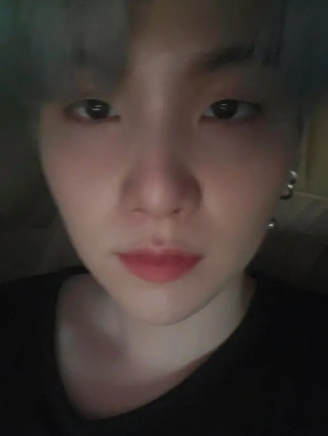 「BTS（防弾少年団）」SUGA、至近距離のセルフィーを公開…低画質でもファンの心を奪うビジュアル（画像提供:wowkorea）
