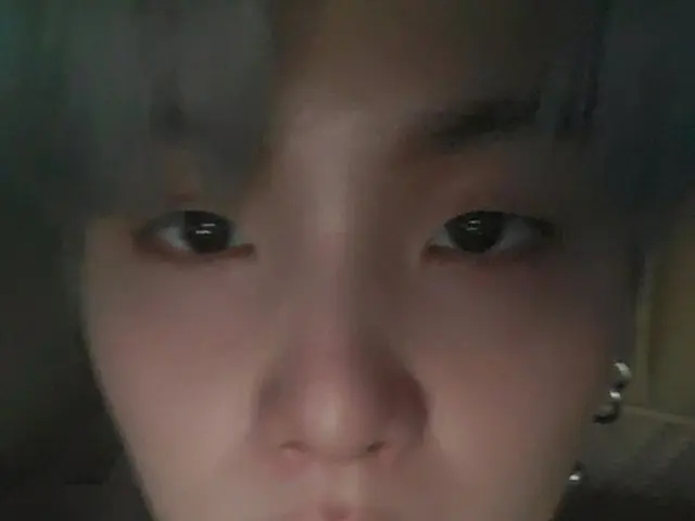 「BTS(防弾少年団)」SUGA、至近距離のセルフィーを公開…低画質でもファンの心を奪うビジュアル(画像提供:wowkorea)