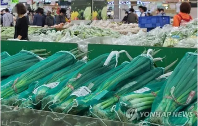 ソウル市内の大型スーパーで販売されているネギ（資料写真）＝（聯合ニュース）