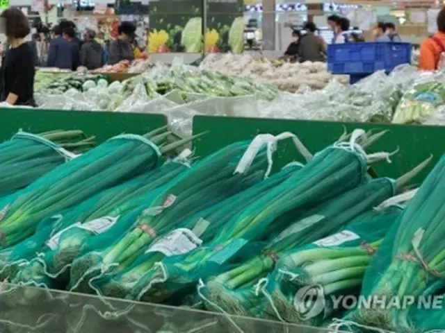 ソウル市内の大型スーパーで販売されているネギ（資料写真）＝（聯合ニュース）