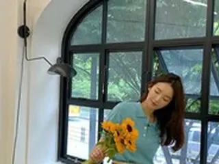 カン・ミンギョン（DAVICHI）、ポロシャツ＆ズボンのコーディネートで散歩