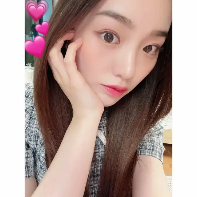 “7/5配信開始”「NiziU」のRIO、キュートな変幻自在の表情で新曲「Super Summer」をPR「たくさん聞いてください」（画像:「NiziU」公式インスタグラム）