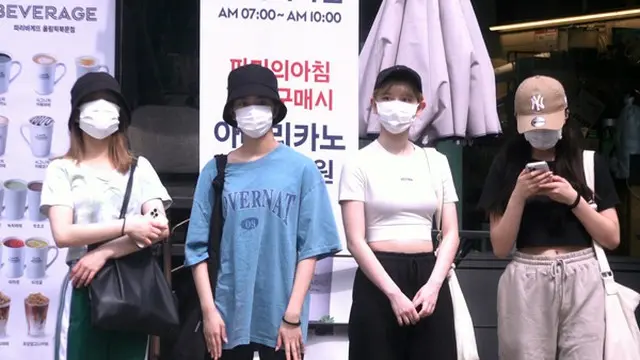 【独自】「NiziU」、ソウル市内のJYP新社屋に出勤…リマは信号待ちの間に振り付け練習か？（画像提供:wowkorea）