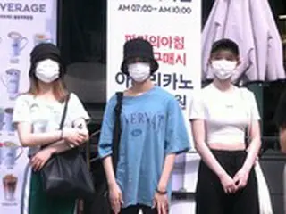 【独自】「NiziU」、ソウル市内のJYP新社屋に出勤…リマは信号待ちの間に振り付け練習か？