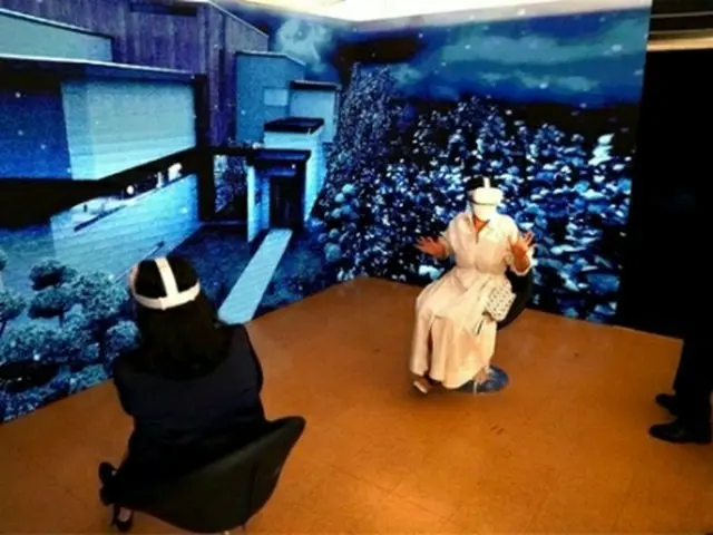 展示会「Korea:Cubically　Imagined」でVR体験をする観客（文化体育観光部提供）＝（聯合ニュース）≪転載・転用禁止≫