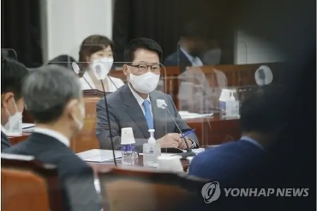 国会情報委員会の会議に出席した国情院の朴智元（パク・チウォン）院長＝８日、ソウル（聯合ニュース）
