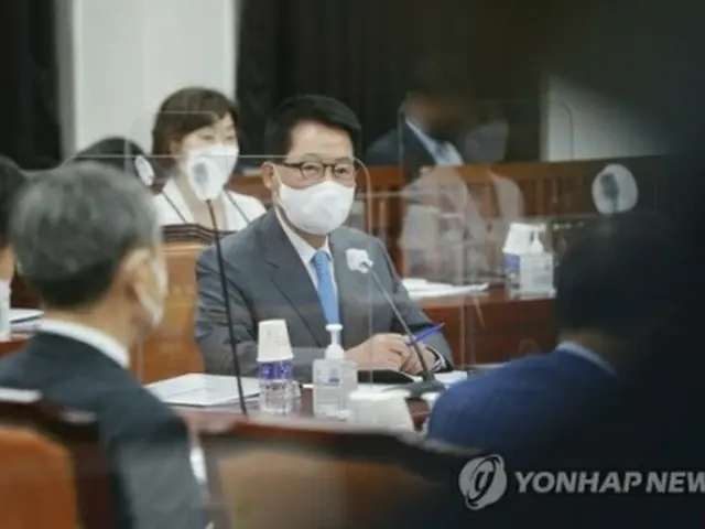 国会情報委員会の会議に出席した国情院の朴智元（パク・チウォン）院長＝８日、ソウル（聯合ニュース）