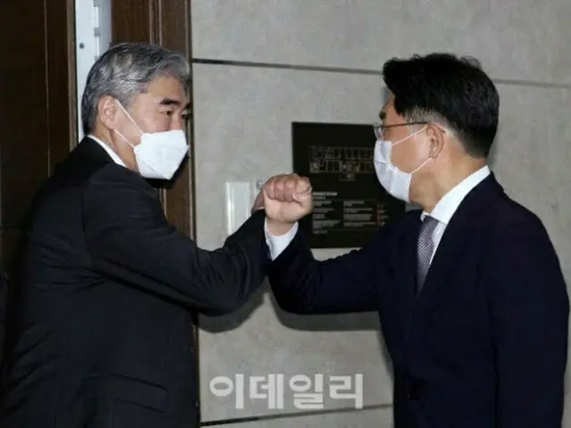 韓国ソウルのロッテホテルで6月21日、韓国の魯圭悳 朝鮮半島平和交渉本部長（右）と米国務省のソン・キム対北特別代表が協議前にあいさつを交わしている様子（画像提供:wowkorea）