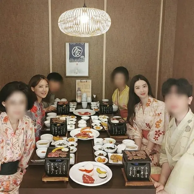 ヤン・ハンナ＆ジョンウォン姉妹、“日本を思わせる”家族旅行写真を公開…浴衣で食事も（画像提供:wowkorea）
