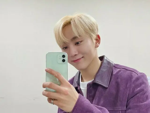 「SEVENTEEN」スングァン、紫の衣装を着て撮影現場で記念撮影（画像提供:wowkorea）