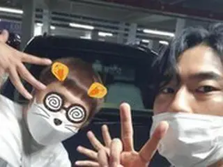 漫画家ギアン84、親友の俳優イ・シオンとの和気あいあいツーショット…外車に手をつきイカしたポーズも披露