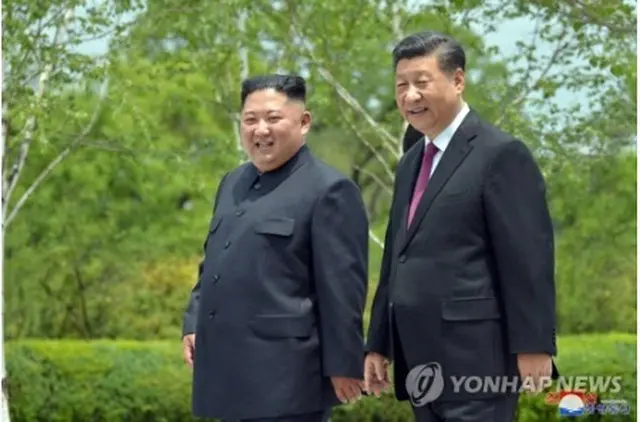 金正恩氏（左）と習氏＝（聯合ニュース）≪転載・転用禁止≫
