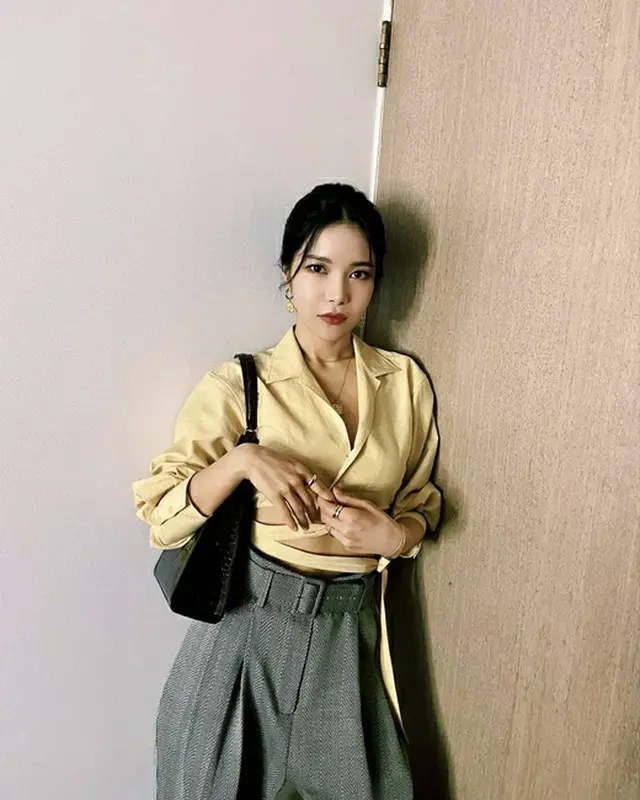ソラ（MAMAMOO）、クロップドシャツで縦線の入った腹筋をあらわに（画像提供:wowkorea）