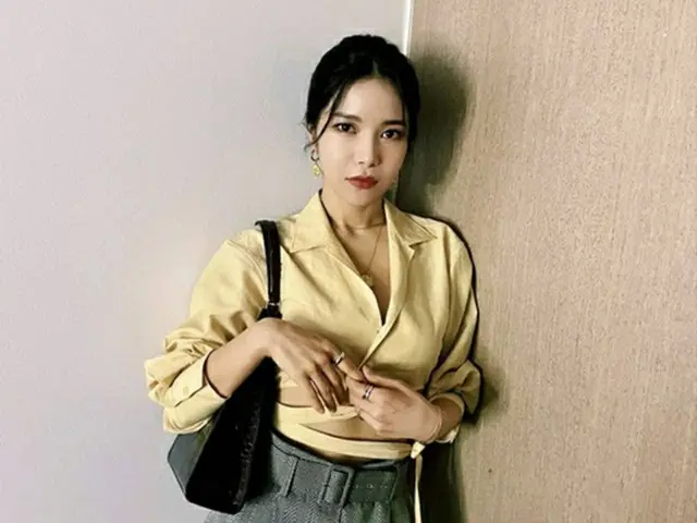 ソラ（MAMAMOO）、クロップドシャツで縦線の入った腹筋をあらわに（画像提供:wowkorea）