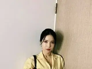 ソラ（MAMAMOO）、クロップドシャツで縦線の入った腹筋をあらわに