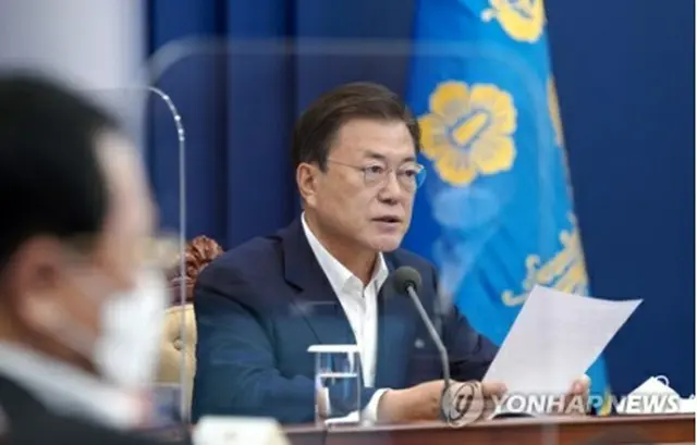 首都圏特別防疫点検会議で発言する文大統領（青瓦台提供）＝１２日、ソウル（聯合ニュース）≪転載・転用禁止≫
