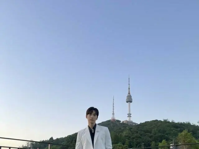 “待望のカムバック活動中”「2PM」のジュノ、Nソウルタワーを背景に胸キュン必至のダンディショット公開（画像提供:wowkorea）