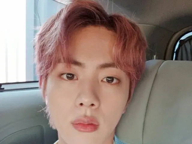 グループ「BTS（防弾少年団）」のメンバーJINがきゅんとする目つきを披露した。（画像提供:Mydaily）