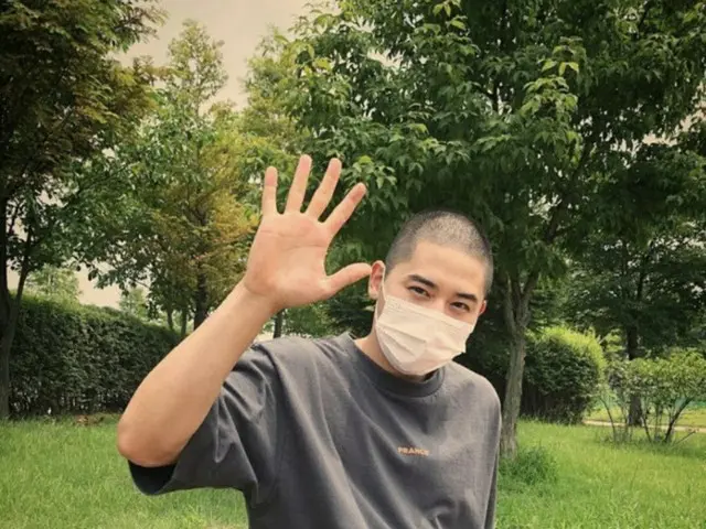 韓国俳優キム・ドンジュン（29）が入隊にあたり”丸刈り頭”を公開した（画像提供:wowkorea）