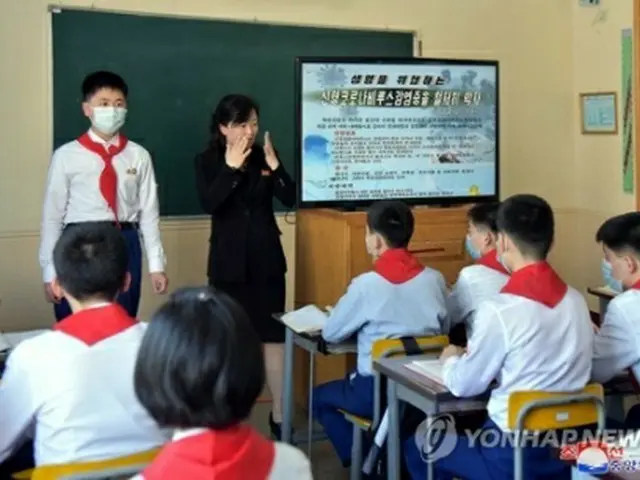 北朝鮮・平壌の中学校で新型コロナウイルスの感染防止策を学ぶ生徒（資料写真）＝（朝鮮中央通信＝聯合ニュース）≪転載・転用禁止≫