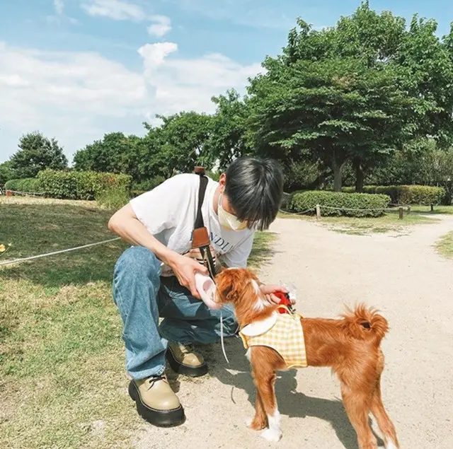 韓国ボーイズグループ「Wanna One」出身の歌手ユン・ジソンが、愛犬との散歩風景を公開した（画像提供:wowkorea）