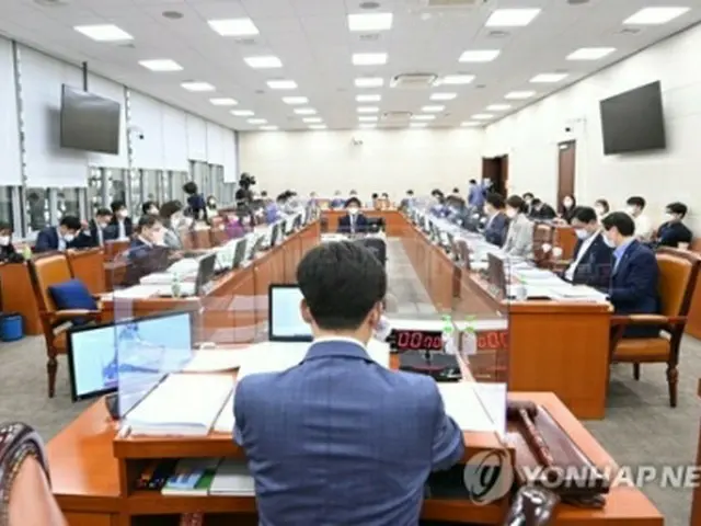 国会保健福祉委員会の様子＝13日、ソウル（聯合ニュース）