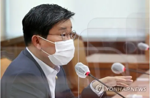 国会行政安全委員会の全体会議に出席した全長官＝１３日、ソウル（聯合ニュース）