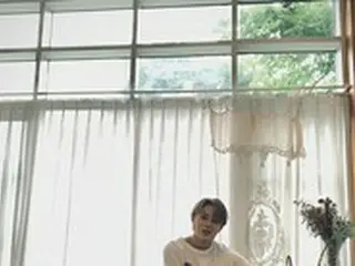 歌手ハ・ソンウン、眼鏡+白Tシャツ姿を公開
