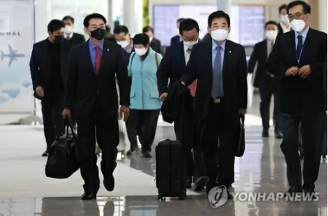 昨年11月12日、日本に向け仁川国際空港を出発する金会長（中央）ら＝（聯合ニュース）