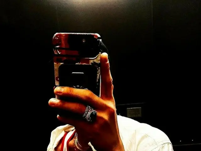 G-DRAGON(BIGBANG)、近況ショットを公開…豪華な指輪とネックレスでGDの個性もたっぷり（画像提供:wowkorea）