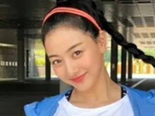 「TWICE」のジヒョ、“がっちり腹筋がチラリ”スポーティーな着こなしもバッチリ…広告撮影でのひとときを届ける