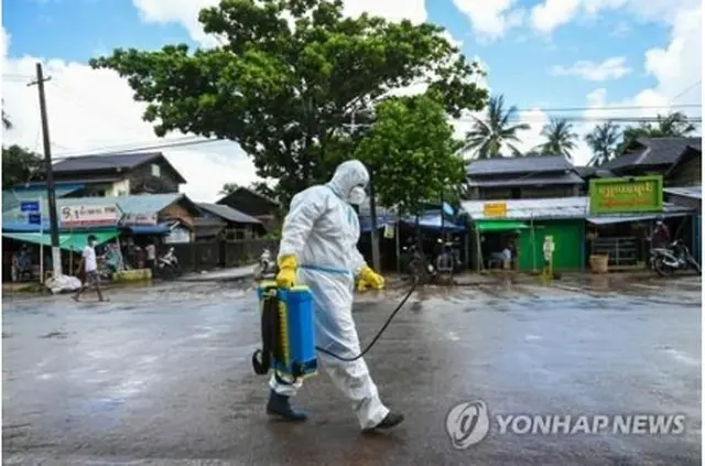 ヤンゴンでの消毒作業の様子＝（ＡＦＰ＝聯合ニュース）