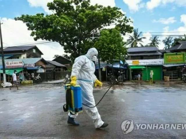ヤンゴンでの消毒作業の様子＝（ＡＦＰ＝聯合ニュース）