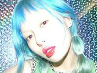 歌手ヒョナ、ブルーヘアにタンクトップのコーディネートを披露
