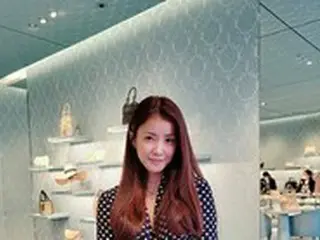 女優イ・シヨン、水玉ブラウス＆ブーツカットパンツ・・・サマールックも高級に
