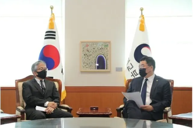 韓国外交部の崔鍾建・第１次官（右）は、相星孝一・駐韓日本大使を呼び、相馬弘尚総括公使の不適切な発言に対し、厳重に抗議した（外交部提供）＝（聯合ニュース）≪転載・転用禁止≫