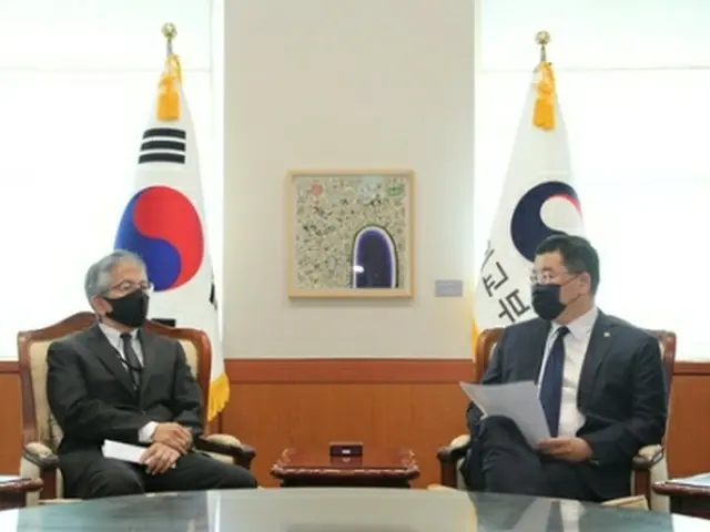 韓国外交部の崔鍾建・第１次官（右）は、相星孝一・駐韓日本大使を呼び、相馬弘尚総括公使の不適切な発言に対し、厳重に抗議した（外交部提供）＝（聯合ニュース）≪転載・転用禁止≫