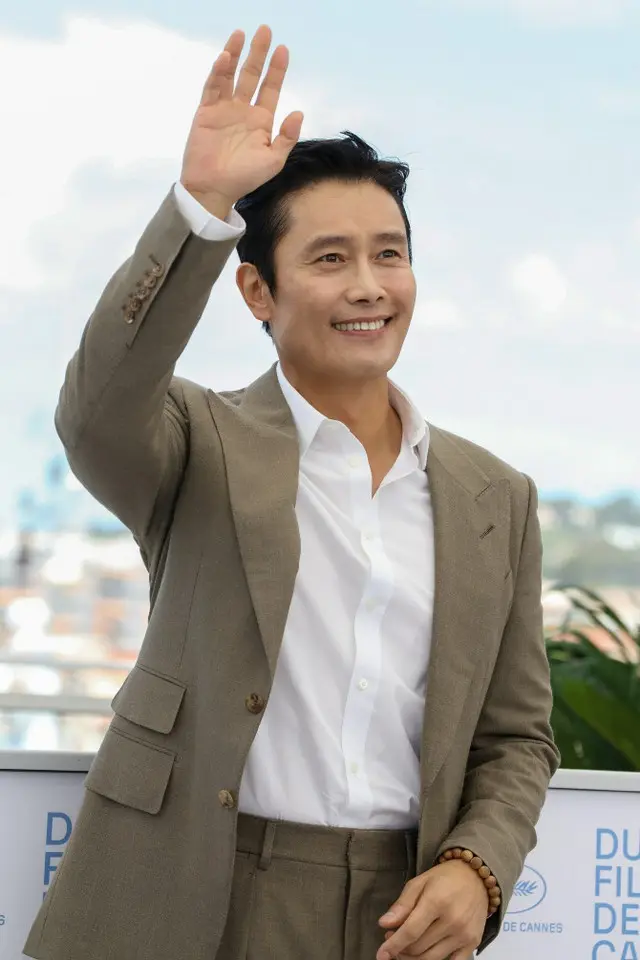俳優イ・ビョンホン、カンヌ国際映画祭で「アリガトウ」の声に失笑（画像提供:wowkorea）