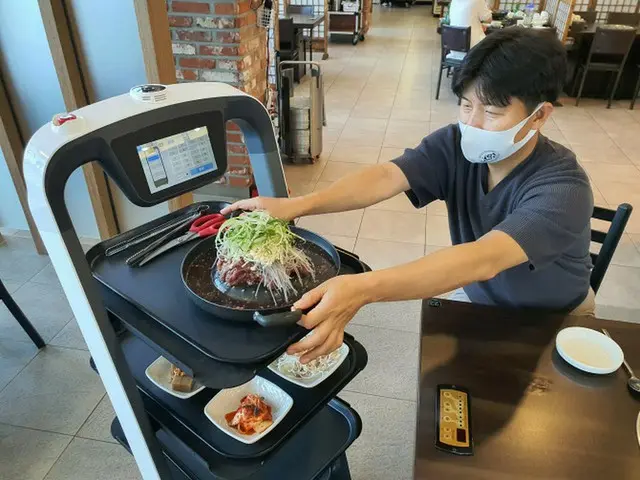 「韓牛料理、ロボットが席まで運びます」…農協が給仕ロボットをモデル事業として導入＝韓国（画像提供:wowkorea）