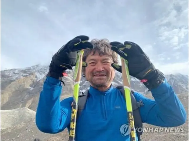 ベースキャンプでポーズを取るキム・ホンビン氏（光州市山岳連盟提供）＝19日、ソウル（聯合ニュース）≪転載・転用禁止≫